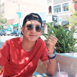 Meet your Posher, Manuel